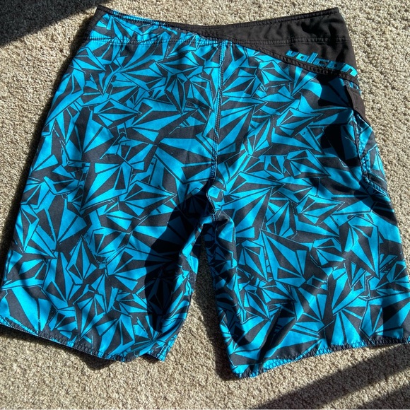 Volcom Men’s Board Shorts Blue Black Print - Picture 2 of 3
